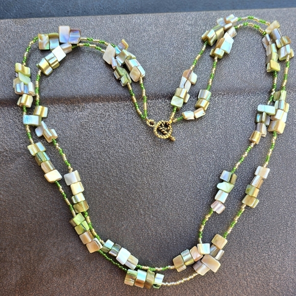 Handmade chunky shell and bead yellow and green double-strand necklace - Picture 5 of 16